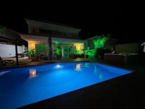 Self Catering Luxury Villa in the beautiful area of Puerto Santiago Tenerife with 5 bedrooms 2 Sofabeds for up to 10 guests private swimming pool and many other activities to entertain the family Secu